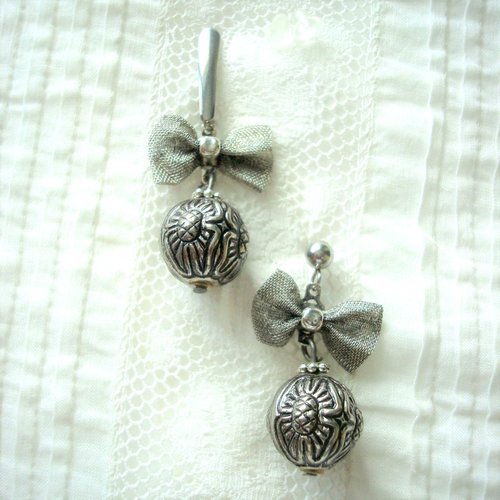 Boucles d'oreille, perle argentée et nœud tissu métallisé argent