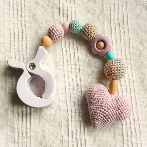 Jouet d'éveil à suspendre avec coeur crocheté