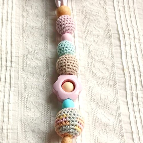 Jouet d'éveil à suspendre avec coeur crocheté