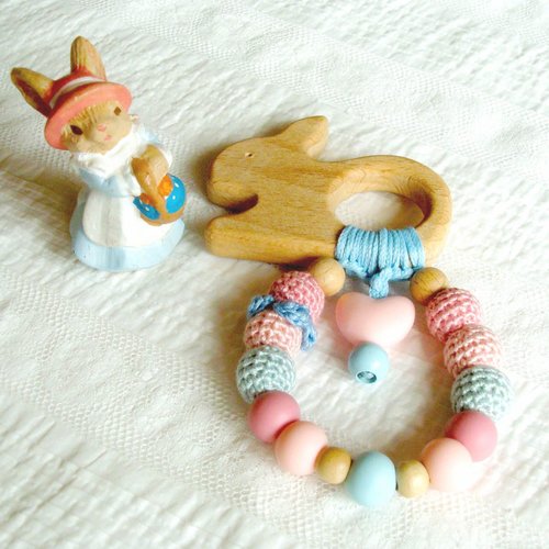 Jouet de dentition ce lapin en bois avec anneau perles roses et bleues
