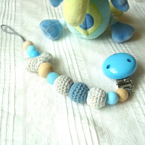 Accroche-tétine baby blue, coeur et perles crochetées, silicone et bois