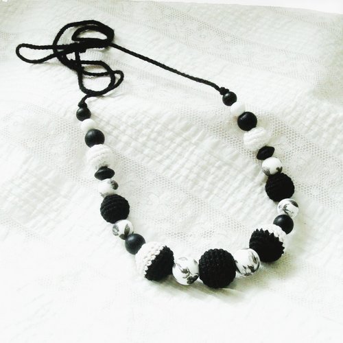 Collier fleurs black, adapté aux jeunes mamans