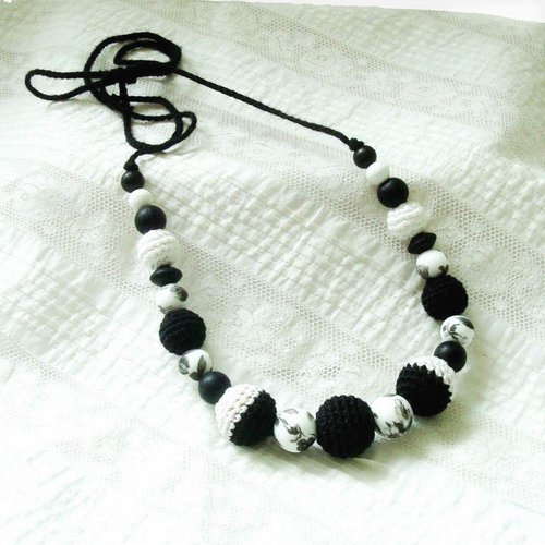 Collier fleurs black, adapté aux jeunes mamans