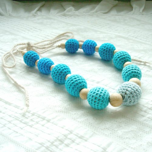 Collier aigue-marine adapté aux jeunes mamans avec perles crochetées dans un camaïeu bleu et turquoise