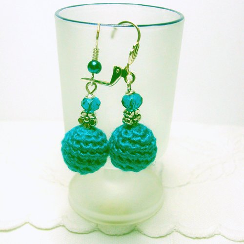Boucles d'oreille bleu canard en perle de coton crocheté et cristal