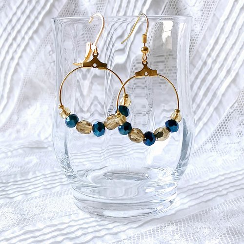 Créoles dorées avec perles cristal or et bleu électrique.