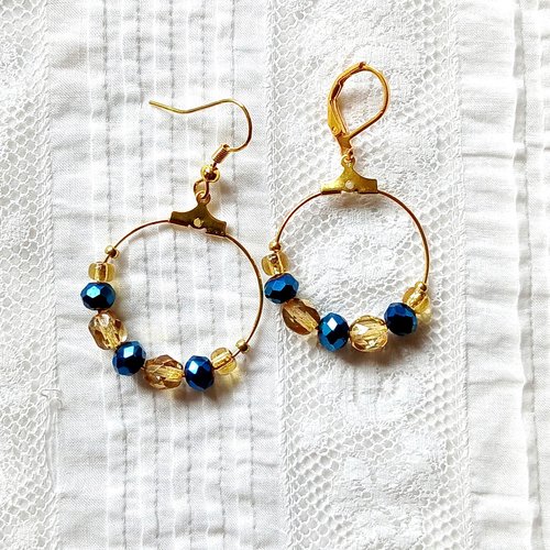 Créoles dorées avec perles cristal or et bleu électrique.