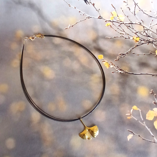 Collier court avec pendentif feuille de ginkgo