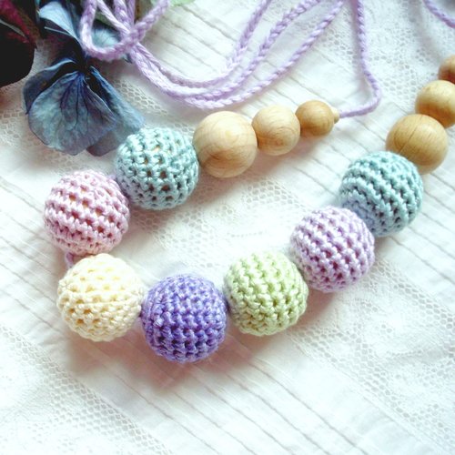 Collier d'allaitement perles crochetées dans un camaïeu parme et vert et en hêtre naturel.