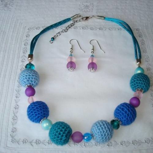 Collier en perles de coton crocheté et en verre dans une harmonie de bleu et violet