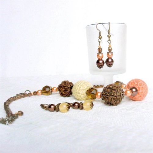 Collier ras du cou esprit ethnique chic, dans des tons chaleureux.