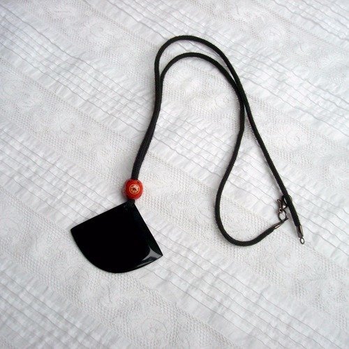 Collier avec pendentif en corne noire et perle rouge 