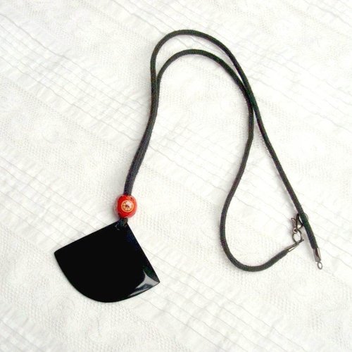 Collier avec pendentif en corne noire et perle rouge