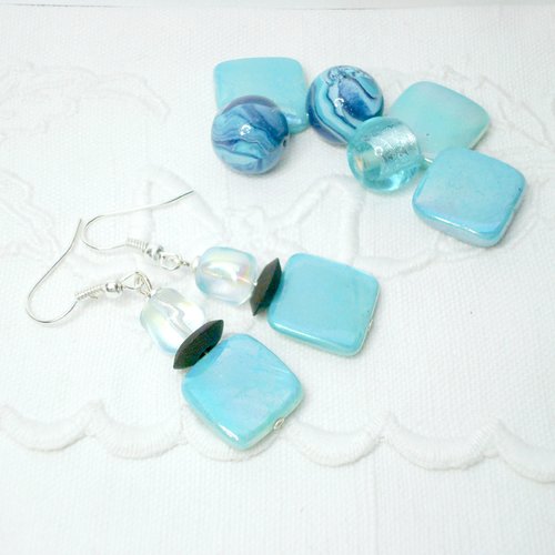 Boucles d'oreille en nacre turquoise et bois foncé.