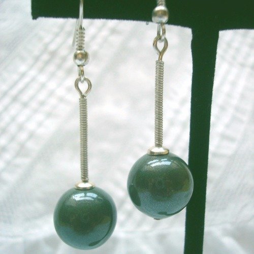 Boucles d'oreille composeés d' une perle de tahiti réalisée en pâte polymère. 