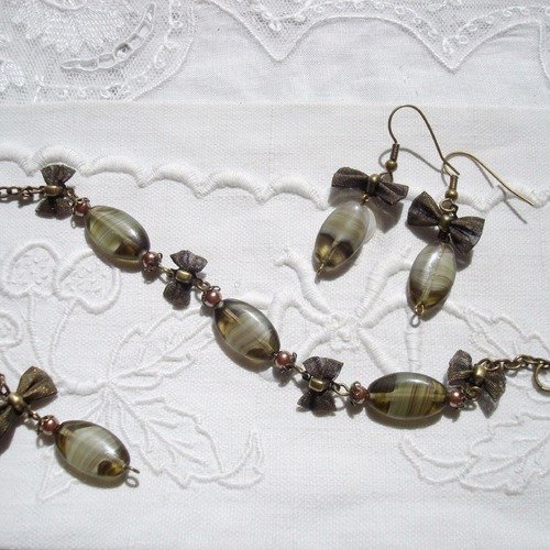 Bracelet en perles de verre opaline et noeud tissu métallisé bronze