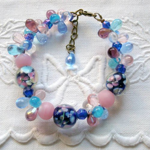 Bracelet ton pastel en perles lampwork fleur et gouttes de verre.
