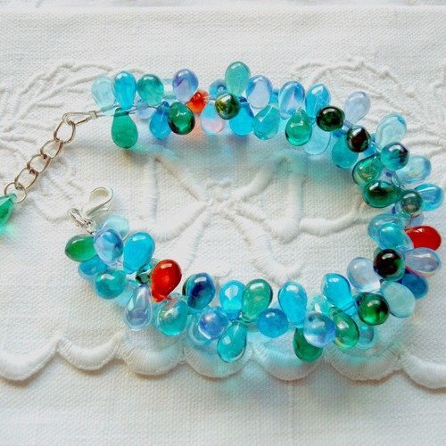Bracelet en gouttes de verre irisé, aux couleurs de la mer.