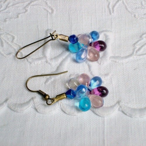 Boucles d'oreille tons pastel en gouttes de verre.