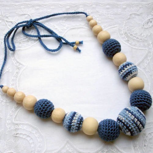Collier de portage ou d'allaitement "bord de mer" en perles crochetées et perles de bois naturel