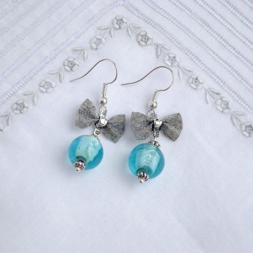  boucles d'oreille, perle vénitienne en verre bleu et noeud tissu métallisé argent 