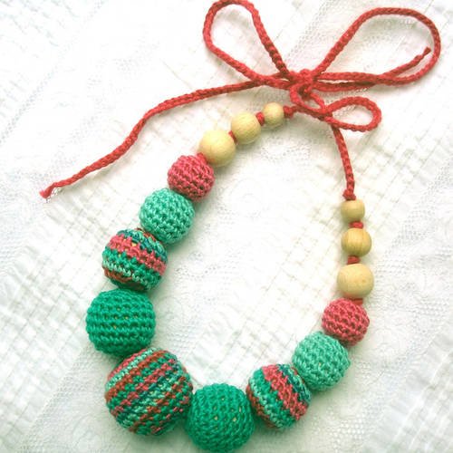 Collier d'allaitement et de portage en perles de coton crocheté vert et fuchsia, perles en hêtre naturel