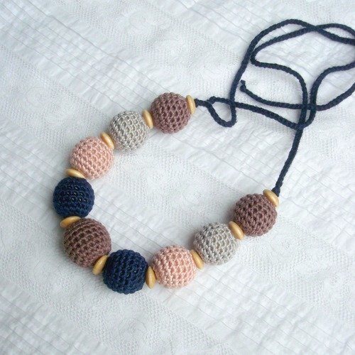 Collier adapté aux jeunes mamans, bleu-marine, taupe, rose et gris
