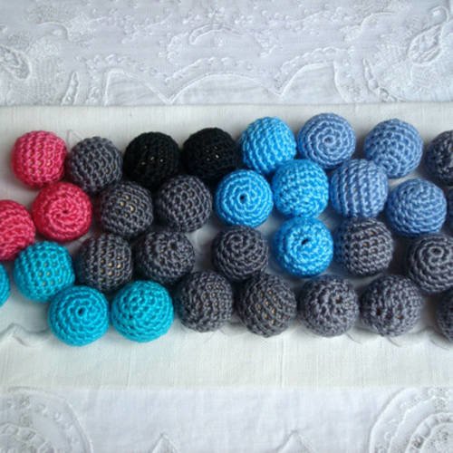 Commande spéciale réservée creationspourbebes  : ensemble de 34 perles crochetées en coton dmc