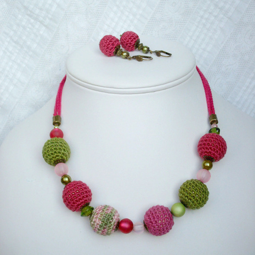 Collier et boucles d'oreille en perles de coton crocheté et verre, framboise et vert olive