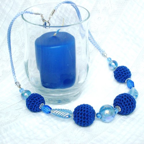 Collier ras du cou bleu en perles de coton et en verre