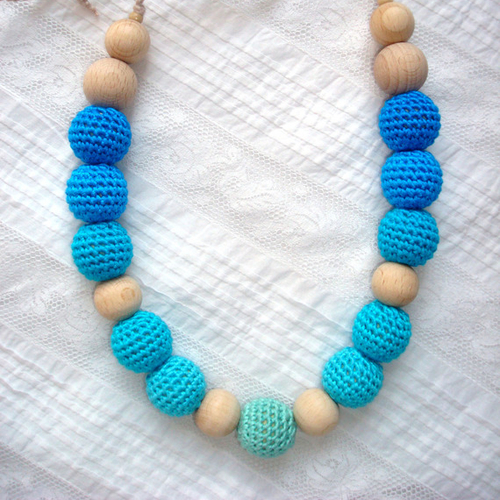 Collier de portage ou d'allaitement en bois naturel et perles crochetées dans un camaïeu bleu et  turquoise