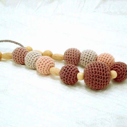 Collier de portage en perles de bois naturel et perles crochetées taupe, rose et gris