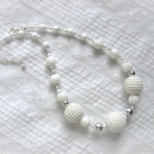 Collier ras du cou blanc et argent en coton crocheté et perles en résine