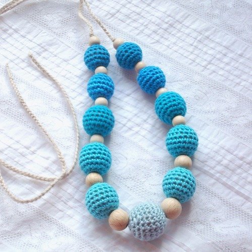 Collier d'allaitement avec perles crochetées dans un camaïeu bleu et turquoise
