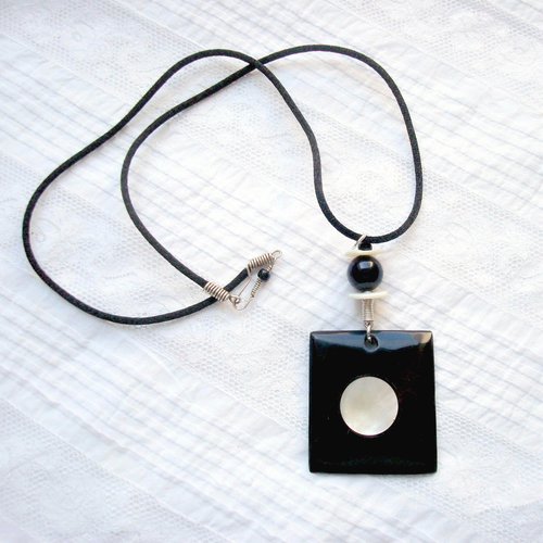 Collier mi-long avec pendentif en corne noire et incrustation nacre blanche