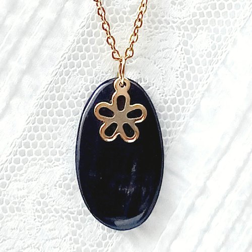 Chaîne et breloque fleur en acier doré sur pendentif en corne noire