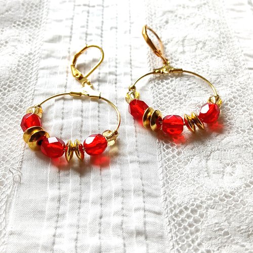 Créoles dorées avec perles rouges en cristal de bohème.