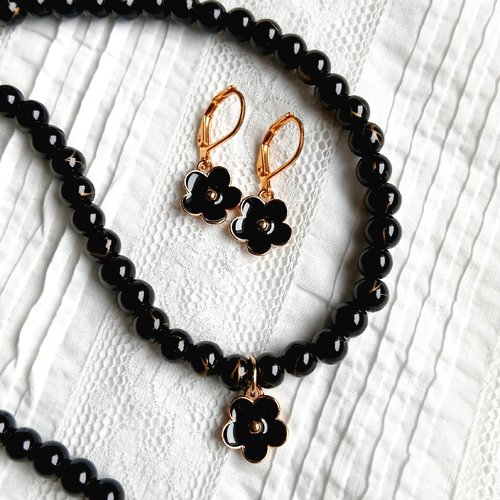 Collier ras du cou en perles noires et pendentif fleur émaillée