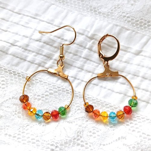 Créoles avec perles multicolores en cristal autrichien.
