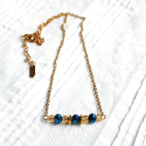 Collier court avec pendentif perles bleu électrique et dorées