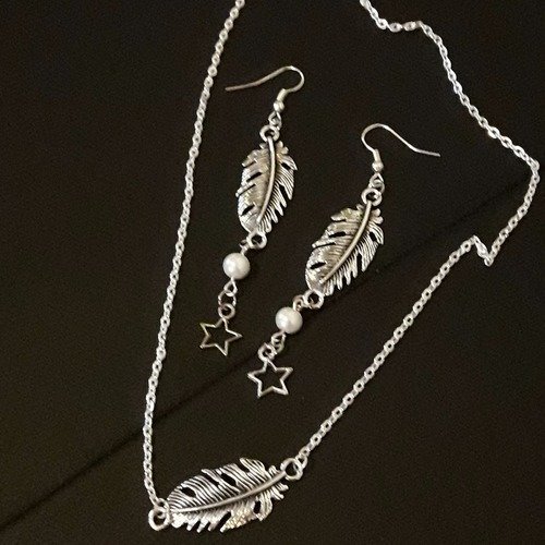 Parure bijoux collier de plume fantaisie. 