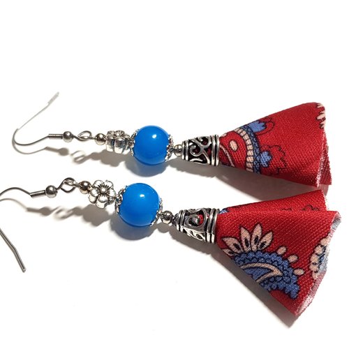 Boucle d'oreille pendante avec pompons en tissue rouge, bleu, perles en verre, coupelles, crochet en métal acier inoxydable argenté