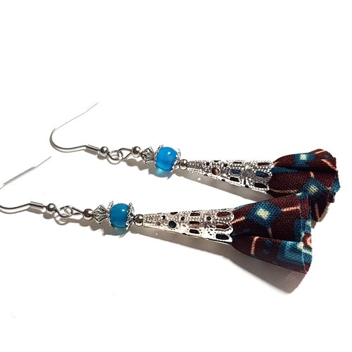 Boucle d'oreille pendante avec pompons en tissue marron, bleu, perles en verre, coupelles, crochet en métal acier inoxydable argenté