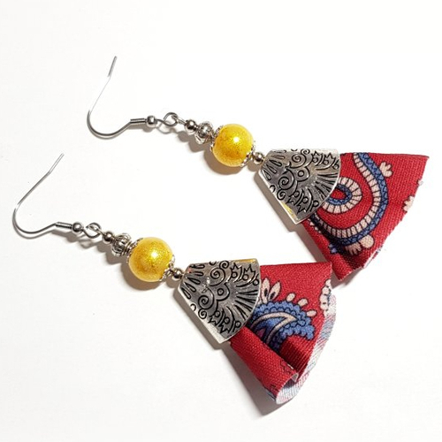 Boucle d'oreille pendante pompons tissue rouge, bleu, perles en verre jaune pailleté, coupelles, crochet métal acier inoxydable argenté