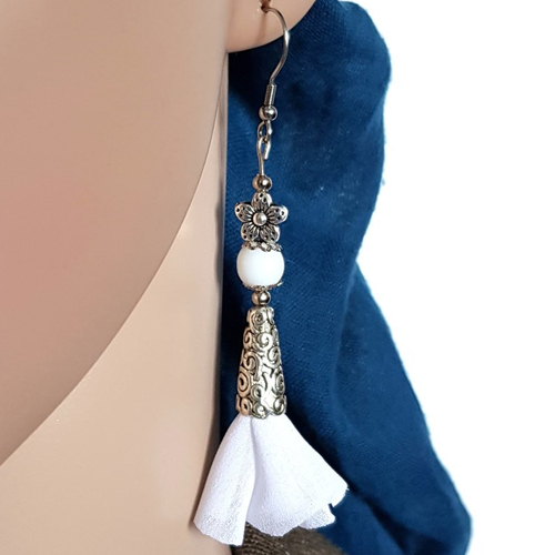 Boucle d'oreille pendante pompons en voilage blanc, perles verre, fleur, coupelles, crochet métal acier inoxydable argenté