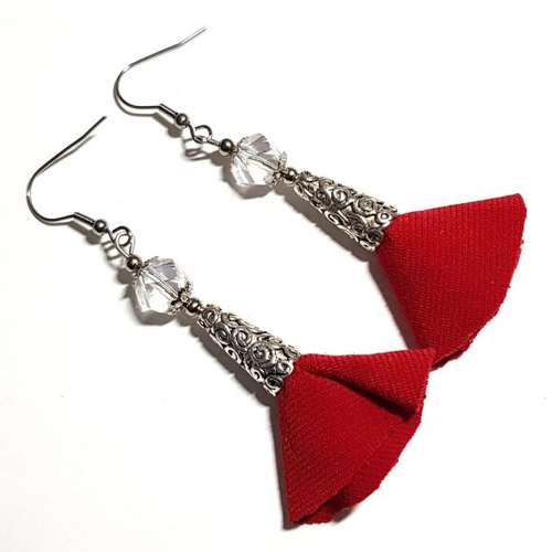 Boucle d'oreille pendante pompons viscose rouge,perles en verre à facette transparente, coupelles, crochet métal acier inoxydable argenté