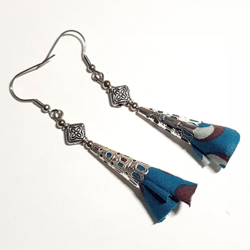 Boucle d'oreille pendante pompons tissu bleu turquoise, marron, perles en carré métal, coupelles, crochet métal acier inoxydable argenté