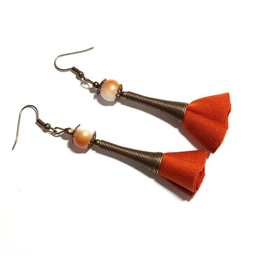 Boucle d'oreille pendante avec pompons en tissu viscose orange rouille, perles en verre, coupelles, crochet, métal bronze