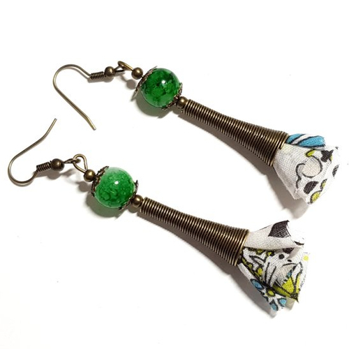Boucle d'oreille pendante avec pompons en tissu blanc, bleu, vert, perles en verre, coupelles, crochet en métal bronze