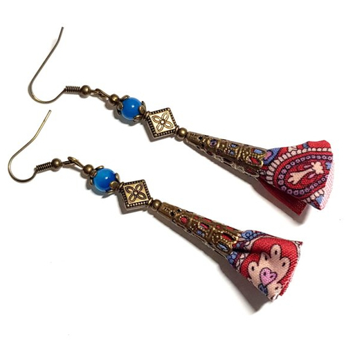 Boucle d'oreille pendante avec pompons en tissu bleu, rouge, perles en verre, coupelles, crochet, métal bronze